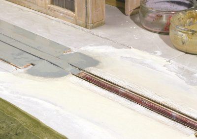 9 – Un enduit de plâtre reprend le niveau de la fosse et de son environnement immédiat.