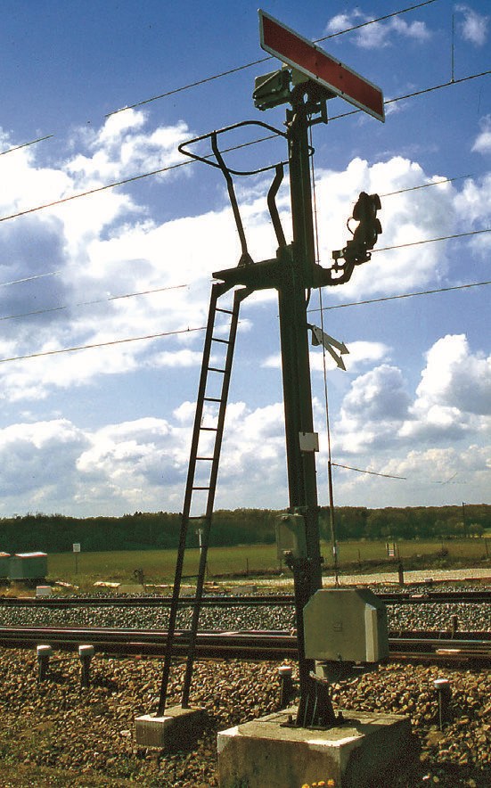8-Ce sémaphore mécanique unifié en position fermée s’adresse aux deux voies de sortie de la gare comme l’indiquent les deux flèches blanches. Il est reproduit en H0 par Drim3D, LMJ, MKD.