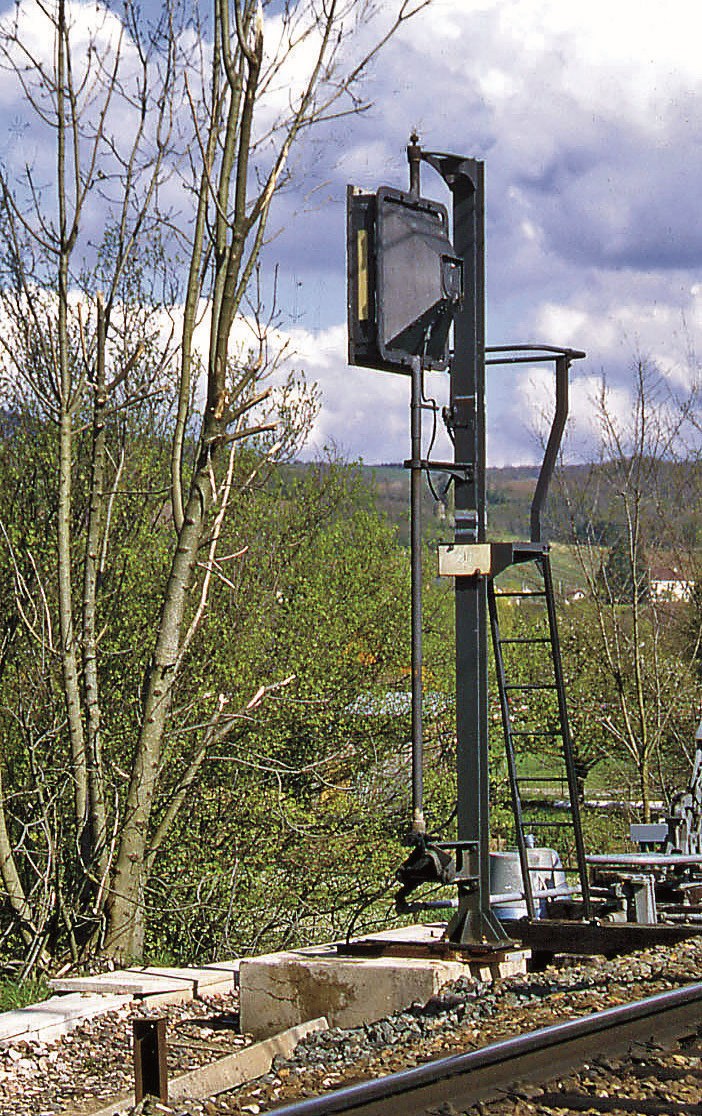 9-Ici en position ouverte (cible effacée), la position de ce tableau indicateur de vitesse dépend de la position de l’aiguille : voie directe ou voie d’évitement.