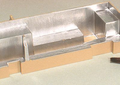 L’intérieur de la cuisine sera peint intégralement en aluminium afin de matérialiser les meubles et plan de travail en inox qui l’équipent.