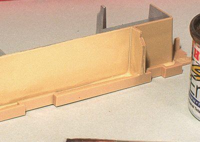 Les cloisons seront peintes également en jaune pâle.