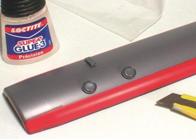 Nous mettrons en place les pièces de détaillage sur la toiture qui seront fixées par une pointe de cyanoacrylate. Ici, les aérateurs et la cheminée des cuisines.