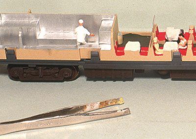 Les bogies, patinés de la même façon, sont maintenant remontés ainsi que les aménagements intérieurs révisés.