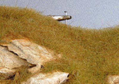 Les fibres plus longues issues de la perruque ont été appliquées de manière dispersée pour ajouter un peu de relief et de diversité.