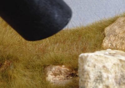 L'aspirateur est utilisé à ce stade pour retirer l'excès, redresser les fibres et les orienter pour éviter qu'elles soient dressées vers le ciel toutes dans le même sens.