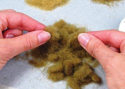 Pour faciliter leur mélange avec les fibres plus longues et faciliter la dispersion, il va convenir de les séparer.