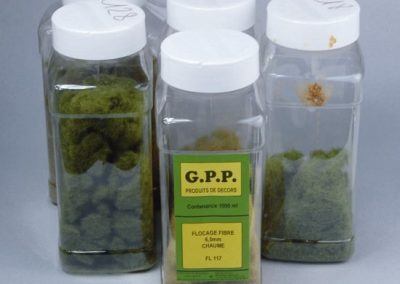 La base de tout ce sont les fibres (hors le Gras Master dont il vous faudra bien sûr disposer). Elles sont ici de marque GPP (marque disparue) mais elles sont disponibles chez Noch, chez Heki (5-6 mm) et d'autres marques.