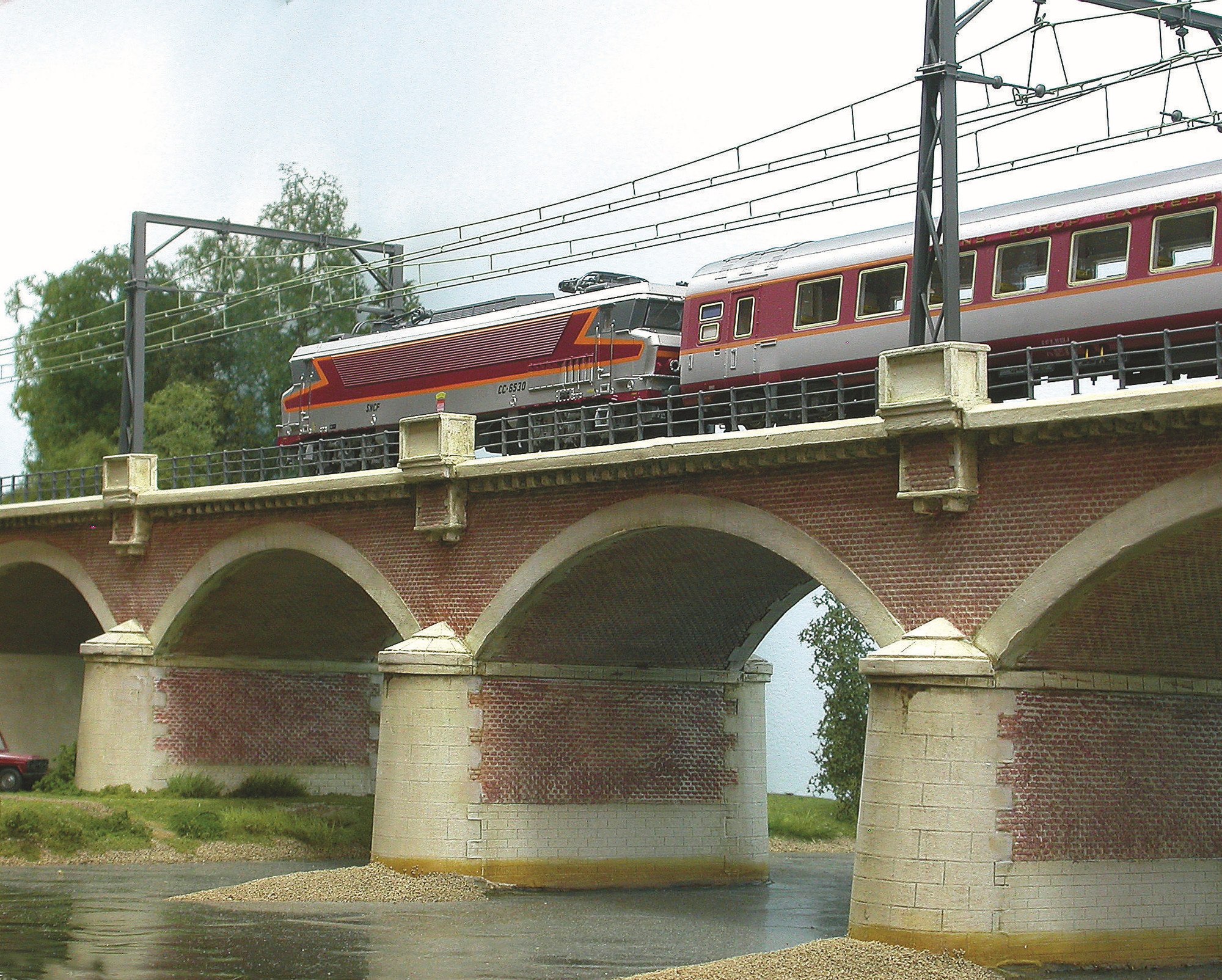 Encore quelques tours de compteur dans la machine à remonter le temps et l'espace. L'Aquitaine, du temps de sa splendeur, franchit le pont en vitesse (et pantos baissés, désolé). Nous pourrions être du côté de Coutras ou Libourne dans les «seventies» pattes def au vent et R 16 en éventail au pied du talus. Nostalgie...