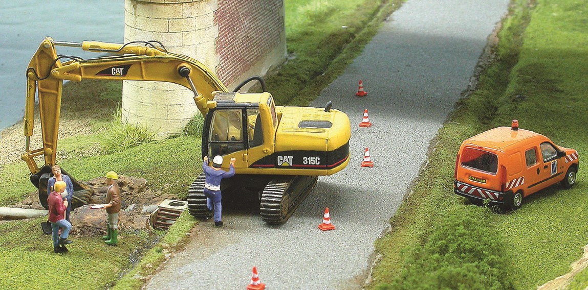Le passage des trains ne perturbe pas le travail de ce chantier de VRD (voirie réseau distribution)...