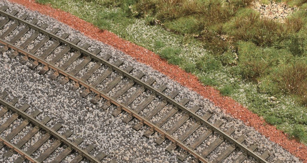 1-La voie double ballastée, décorée, encadrée des deux pistes et d’un environnement végétal.
