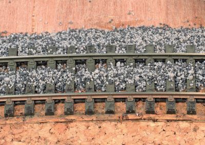 10-Préférez un petit cordon de ballast au centre de la voie qu’un gros tas de granulés plus diffi cile à répartir entre les traverses.