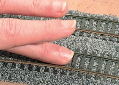 15-Une astuce : passez à plat votre doigt sur les traverses, les quelques grains restant sur ces dernières regagneront ceux dans les intervalles.