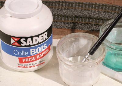 17-Les produits pour la fi xation du granulé : colle, récipients, produit vaisselle (liquide bleu), pipette ou seringue et brosse plate pour le mélange eau, colle et produit mouillant.