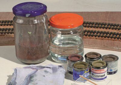 2-Le matériel et les peintures pour la décoration des rails et des traverses.