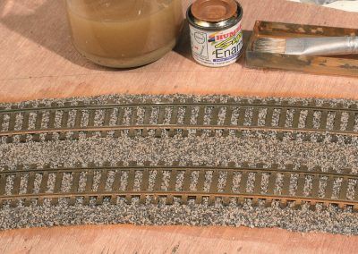 21-Appliquez à la brosse souple une patine légère de peinture Humbrol très diluée couleur un peu rouille (HB 26), par exemple.