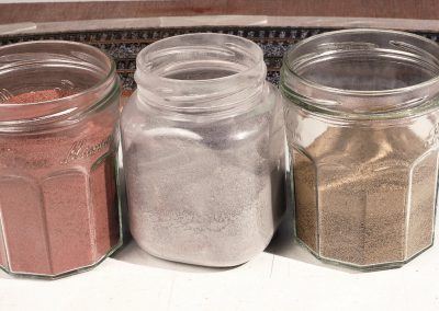 22-La piste est réalisée traditionnellement en sable de couleur rose, mais il peut être gris clair, voire teinte sable.