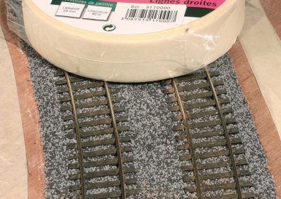 23-Pour obtenir le bord extérieur bien net de la piste, employez un ruban adhésif de masquage pour peinture en papier crêpé.