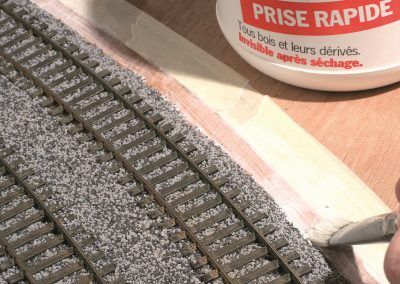 24-Déposez de la colle vinylique au pinceau...