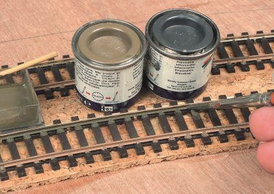 4-Le côté intérieur est peint avec un mélange de gris foncé HB 67 et de kaki HB 26. Les attaches des rails profi tent aussi de la peinture.