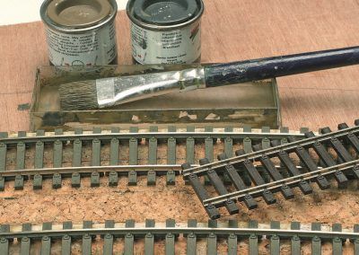 6-Remarquez la voie patinée et le rail à droite «brut» de plastique (Peco code 75).