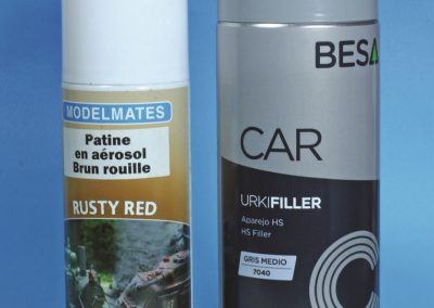 14 - Les bombes de mastic pour carrosserie et la peinture mate pour teinter le tronc et les branches.