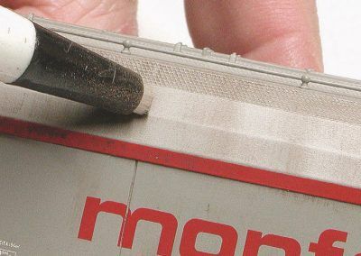 27 – Le stylo à fibres de verre permet de dessiner l’effet de damier, particulièrement typique.