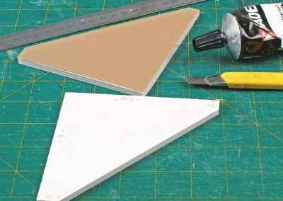 19-Les murs latéraux sont en forme triangulaire, en rapport avec la forme du terrain environnant.