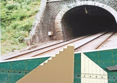 20-Les faîtes des deux murs sont équipés de pierres de taille de formes elles aussi triangulaires, une caractéristique tirée de la réalité, voir photo réelle.