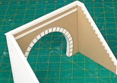 23-Les dessus des murs sont posés et terminent la construction du portail. Il faudra réaliser par la suite l’amorce du souterrain souvent maçonnée