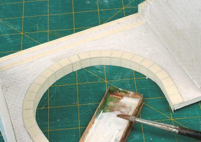 24-Premier passage de la peinture : le blanc des joints entre les pierres