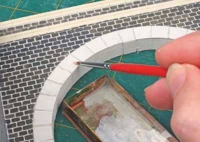 28-Ce parement en pierres de taille est repris en blanc en laissant les joints sans peinture