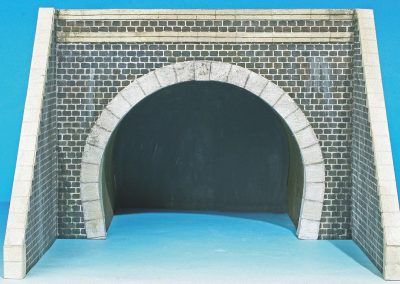 30-Ce premier portail est terminé et est prêt pour son intégration dans un diorama ou sur un réseau