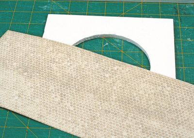 31-Pour ce deuxième portail, nous avons voulu le revêtir de la pierre hexagonale en Redutex, souvent utilisée pour construire des portails de tunnels, de murs de soutènement et des ouvrages de franchissement.