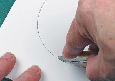 32-Séance de coupe dans le carton plume, un travail simple mais qui demande tout de même de suivre le trait !