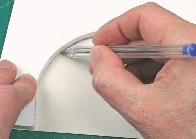 33-Tracez au dos de la planche adhésive Redutex en se servant du carton plume découpé