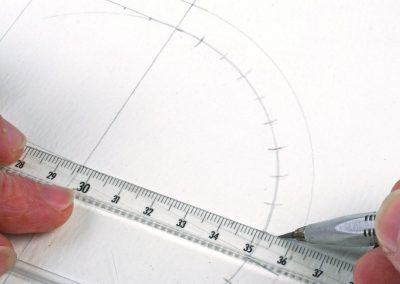 39-Cette fois nous réalisons le tracé des pierres du pourtour de l’ouverture du portail au gabarit électrique avec piédroits verticaux