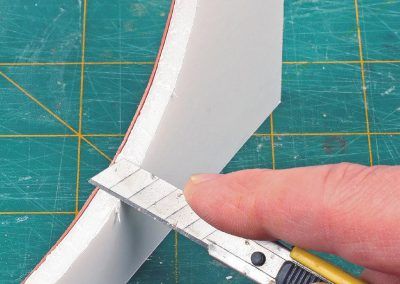 41-Petits ajustage du carton plume par rapport à la plaque de briques. Le collage plaque en plastique et carton plume est réalisé avec de la Néoprène transparente
