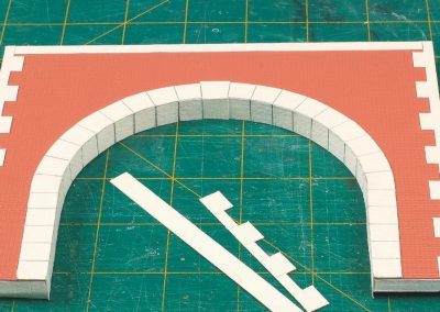 43-Les parements en papier Aquarelle ont reçu l’adhésif double-face avant leur mise en place sur le mur de façade