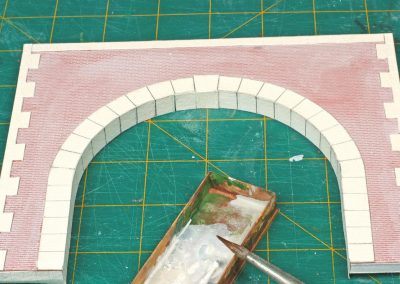 44-Peinture des joints effectuée avec du blanc du genre Humbrol, peinture qui est conseillée en présence de matière plastique