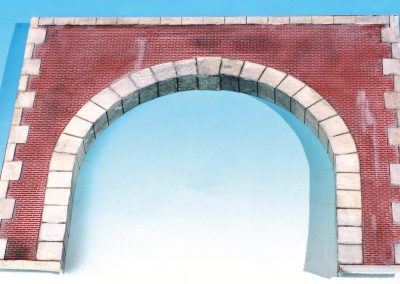 46-Une petite patine est nécessaire pour casser l’aspect trop uniforme du mur en briques et se rapprocher ainsi de la réalité