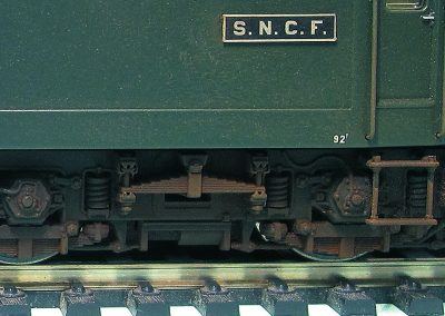 Cette vue de côté nous donne un aperçu de l’aspect des bogies.