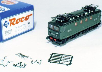 La BB 8155 Roco au sortir de sa boîte. Le modèle est livré avec quelques pièces de détaillage et plusieurs plaques d’immatriculation.