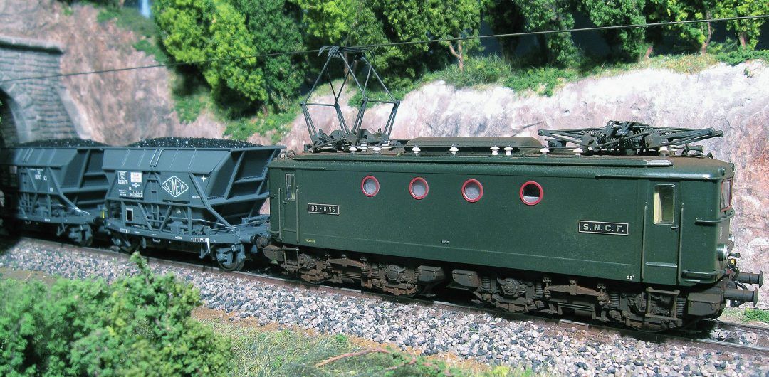 Vue légèrement surélevée de notre machine en tête de son train de charbon.