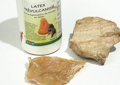 10 - Le latex liquide, la roche et le moule réalisé avec ses deux éléments.