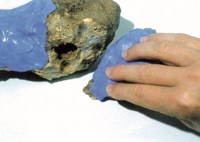 21 - Etalez en forme de «crêpe» le silicone sur le rocher.