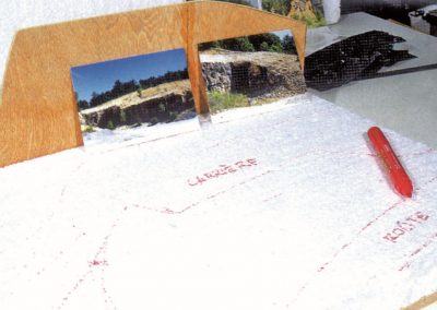 24 - L’encombrement total de la paroi rocheuse tracé «au sol», l’implantation des reliefs faite au marqueur, sur la première épaisseur de polystyrène, en nous aidant des photos à notre disposition.