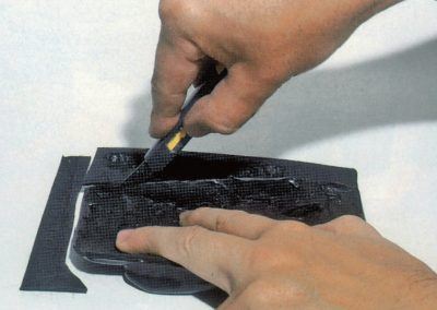 3 - Pour mener à bien notre méthode originale, découpez les parties planes (rebord du moule) pour donner plus de souplesse au caoutchouc.