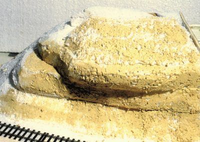 7 - Pour une meilleure prise du plâtre du moulage, enduire de plâtre liquide la paroi (ici pour l’exemple en ocre jaune).