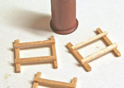 4-Les tuyaux sont peints de couleur rouille et les berceaux sont constitués de quatre brins d’allumettes.