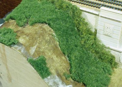 29 - Pose des autres «végétations» : Heki près du pont, lande réf. 730-24 au bord du module, puis viendra la prairie avec mauvaises herbes 721-24 et les arbrisseaux en zeechuim...